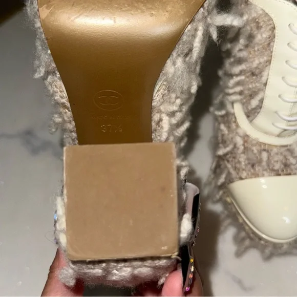 Chanel CC Cream Furry Patent Lace Up Cap Toe Block Heel Oxford - Picture 13 of 14
